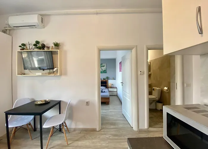 Kira's Group - 8 Units For Up To 38 Guests * Bukarest