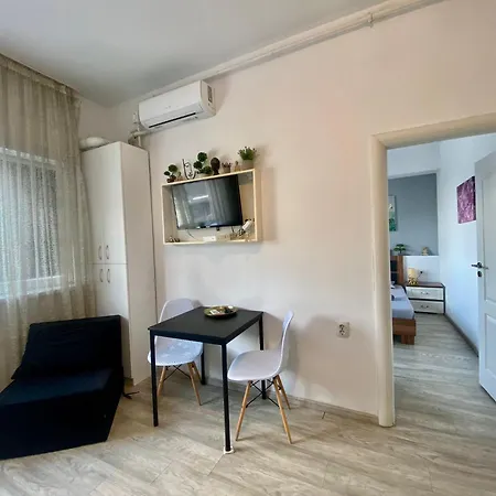 Kira's Group - 8 Units For Up To 38 Guests Apartment Bukarest