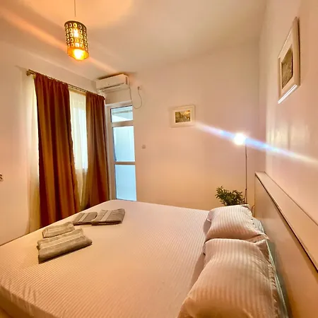 Kira's Group - 8 Units For Up To 38 Guests