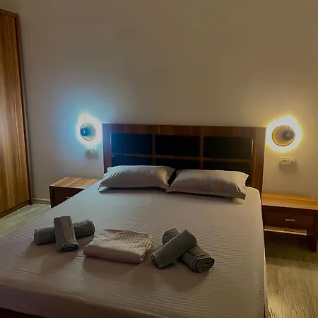 Kira's Group - 8 Units For Up To 38 Guests * Бухарест