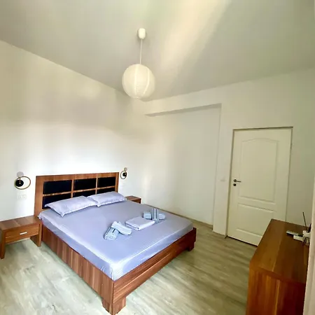 Kira's Group - 8 Units For Up To 38 Guests *