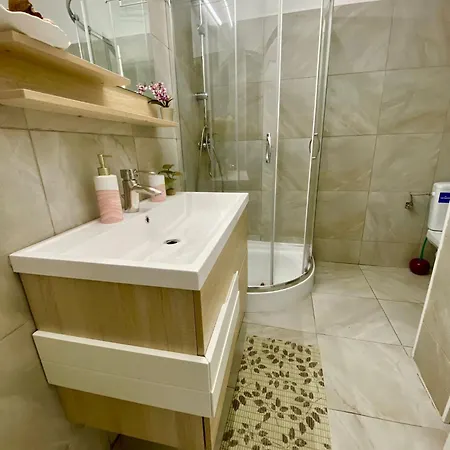 Kira's Group - 8 Units For Up To 38 Guests Apartment Bukarest