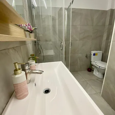 Kira's Group - 8 Units For Up To 38 Guests