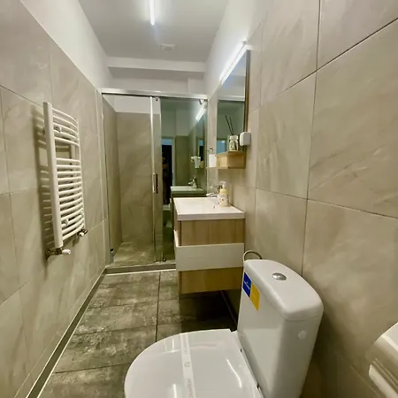 Kira's Group - 8 Units For Up To 38 Guests *