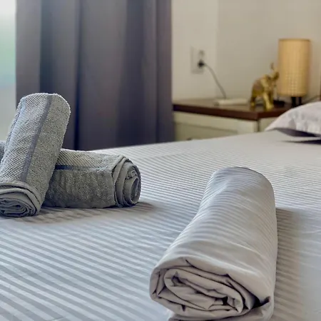 Kira's Group - 8 Units For Up To 38 Guests