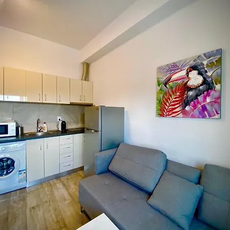 Kira's Group - 8 Units For Up To 38 Guests