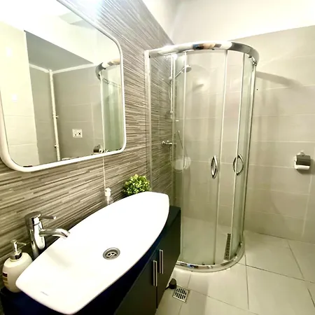 Kira's Group - 8 Units For Up To 38 Guests *