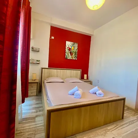 Kira's Group - 8 Units For Up To 38 Guests