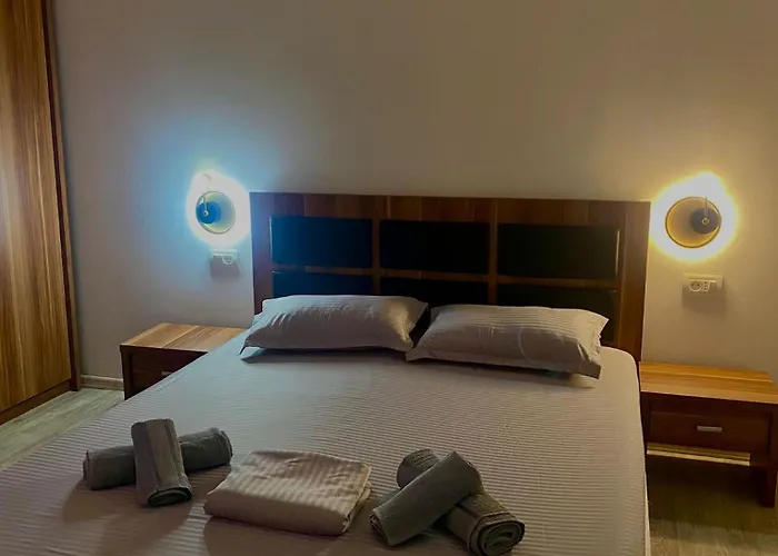 Kira's Group - 8 Units For Up To 38 Guests * 布加勒斯特