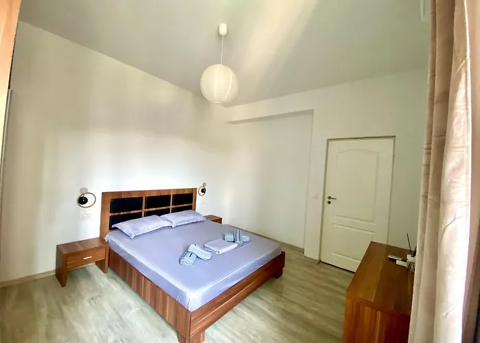 Kira's Group - 8 Units For Up To 38 Guests *