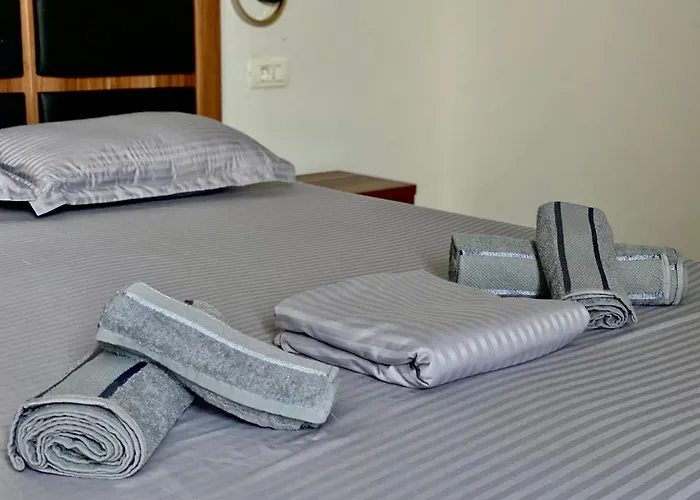 Kira's Group - 8 Units For Up To 38 Guests Bucarest