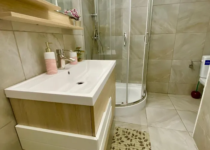 Kira's Group - 8 Units For Up To 38 Guests Apartamento Bucareste