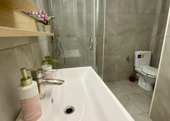 Kira's Group - 8 Units For Up To 38 Guests