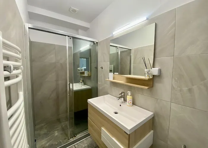 Kira's Group - 8 Units For Up To 38 Guests * Bucarest