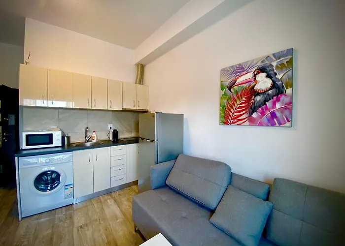 Kira's Group - 8 Units For Up To 38 Guests