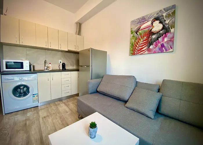 Kira's Group - 8 Units For Up To 38 Guests *