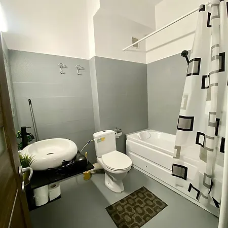 Апартаменти Kira's Group - 8 Units For Up To 38 Guests Бухарест