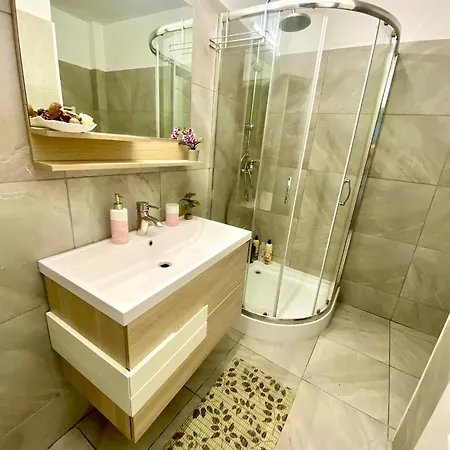 Kira's Group - 8 Units For Up To 38 Guests דירה