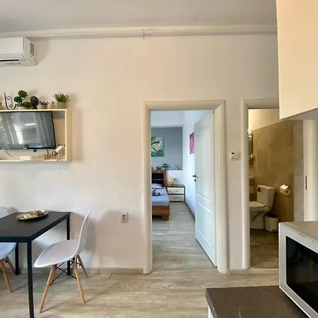 Kira's Group - 8 Units For Up To 38 Guests * Бухарест