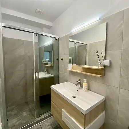 Kira's Group - 8 Units For Up To 38 Guests * Бухарест