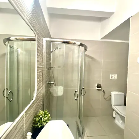 Kira's Group - 8 Units For Up To 38 Guests דירה