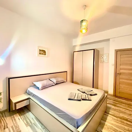 Kira's Group - 8 Units For Up To 38 Guests דירה בוקרשט