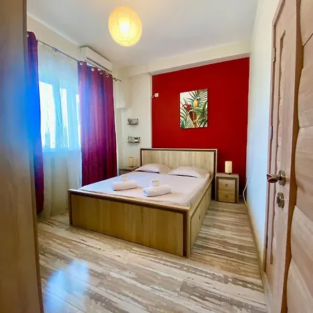 Kira's Group - 8 Units For Up To 38 Guests דירה
