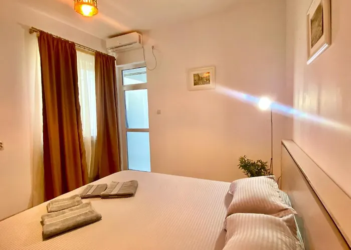 Kira's Group - 8 Units For Up To 38 Guests