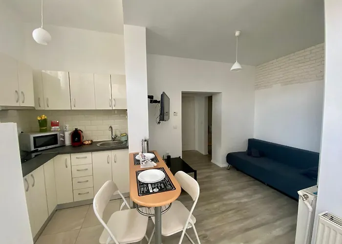 Апартаменти Kira's Group - 8 Units For Up To 38 Guests Бухарест