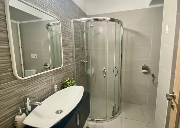 Апартаменти Kira's Group - 8 Units For Up To 38 Guests Бухарест