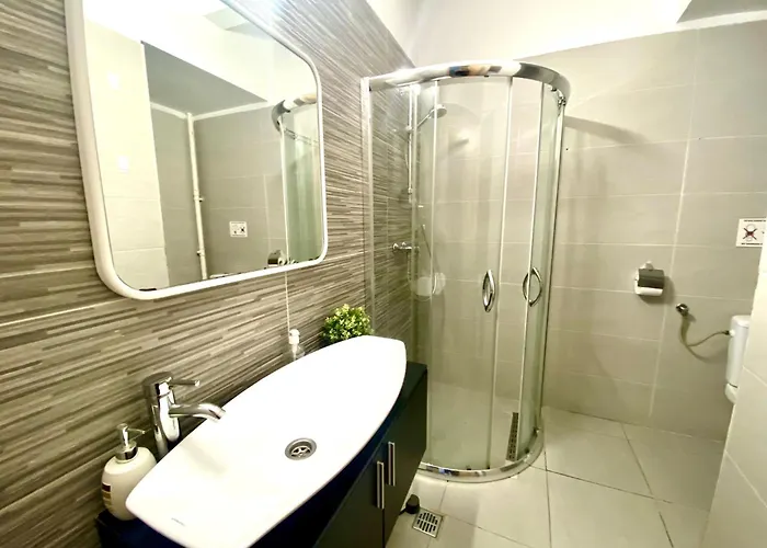 Kira's Group - 8 Units For Up To 38 Guests *