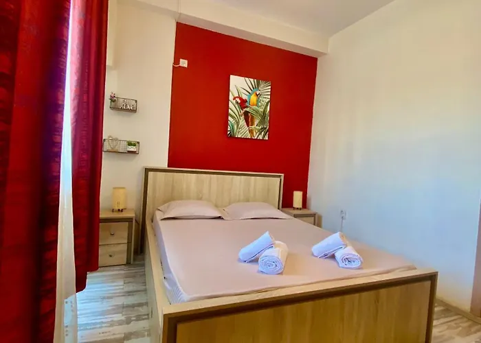 Kira's Group - 8 Units For Up To 38 Guests