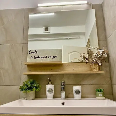 Kira's Exclusive Group 7-apt' 32 People' 13 Rooms' Apartment *