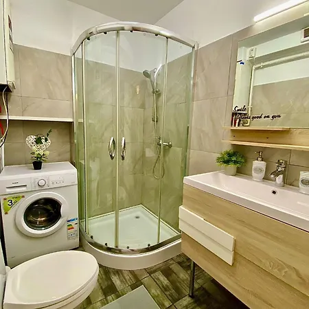 Kira's Group - 8 Units For Up To 38 Guests * Bucarest