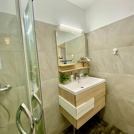 Kira's Group - 8 Units For Up To 38 Guests Bucarest